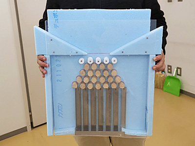 北海道大学、確率・統計における中心極限定理を見える化する「ゴルトンボード」制作