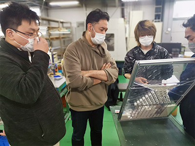 北海道大学、確率・統計における中心極限定理を見える化する「ゴルトンボード」制作