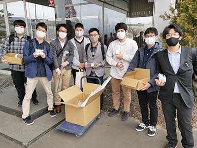 信州大学ロボット研究会 工場見学社屋前