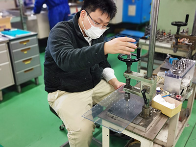 北海道大学、確率・統計における中心極限定理を見える化する「ゴルトンボード」制作