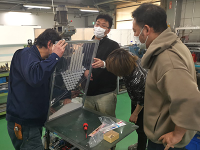 北海道大学、確率・統計における中心極限定理を見える化する「ゴルトンボード」制作