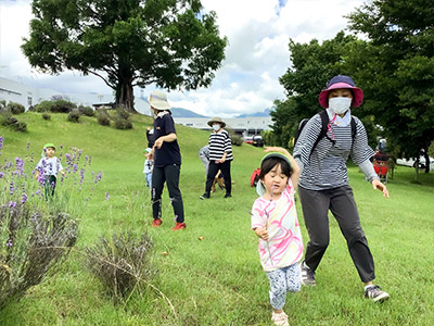 はやしやキッズガーデンの子供たちとラベンダー