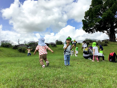 はやしやキッズガーデンの子供たちとラベンダー