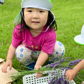 はやしやキッズガーデンの子供たちとラベンダー