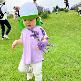はやしやキッズガーデンの子供たちとラベンダー