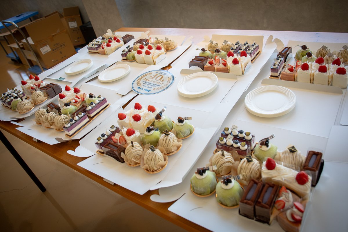 社員食堂に並べた40周年記念のケーキ