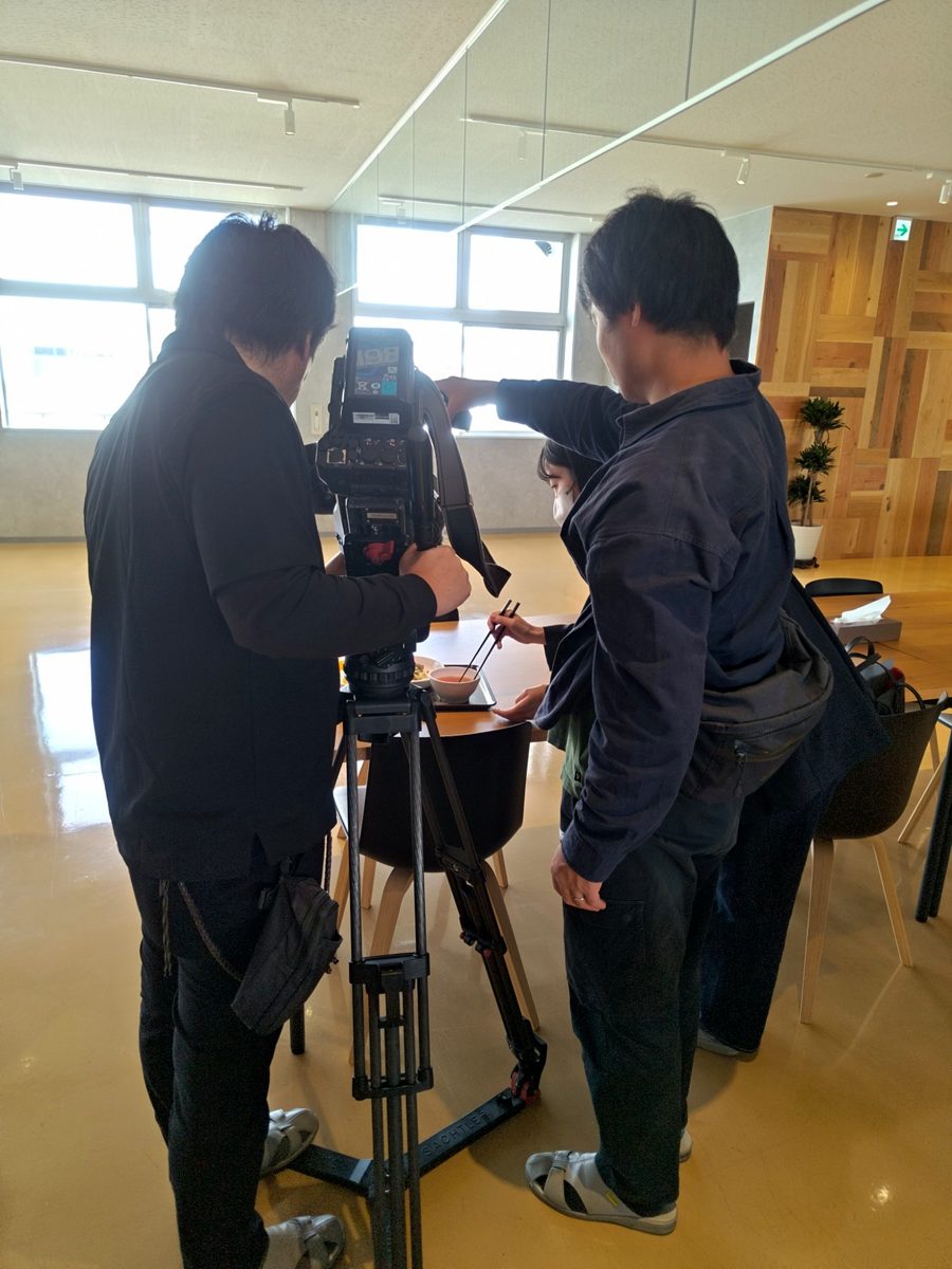 社員食堂の昼食を撮影する様子