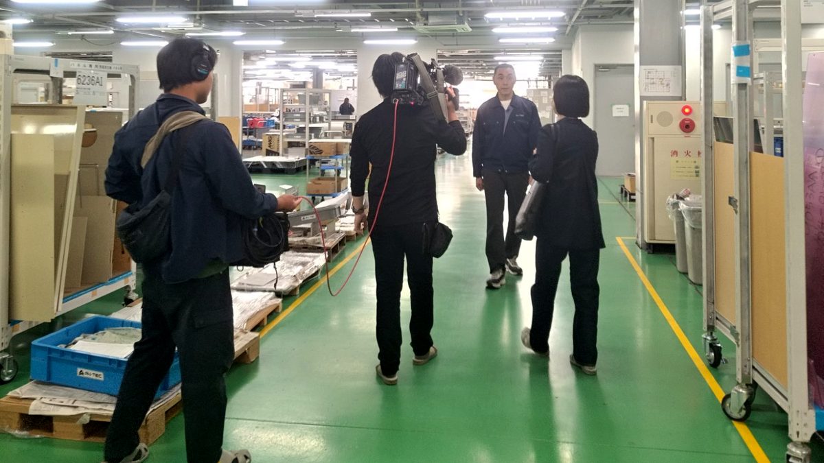 工場内でのSBC信越放送の取材の様子